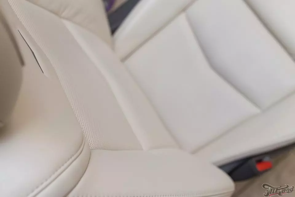 Cadillac XT5. Химчистка сидений и покраска белой кожи.